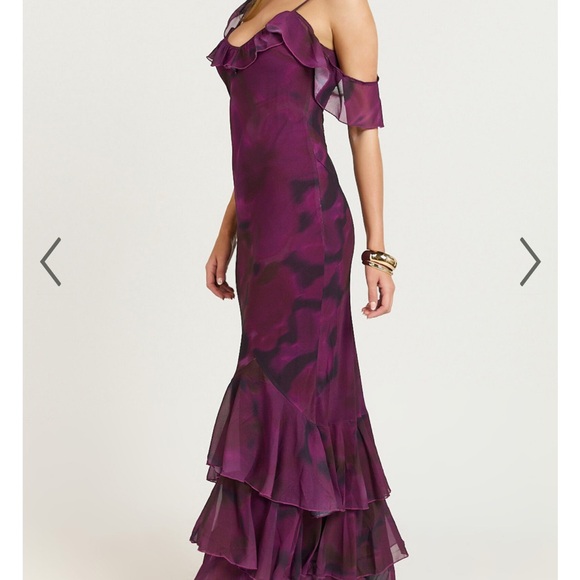 Elegant Red Floral Off-Shoulder Dress - Picture 4 of 6